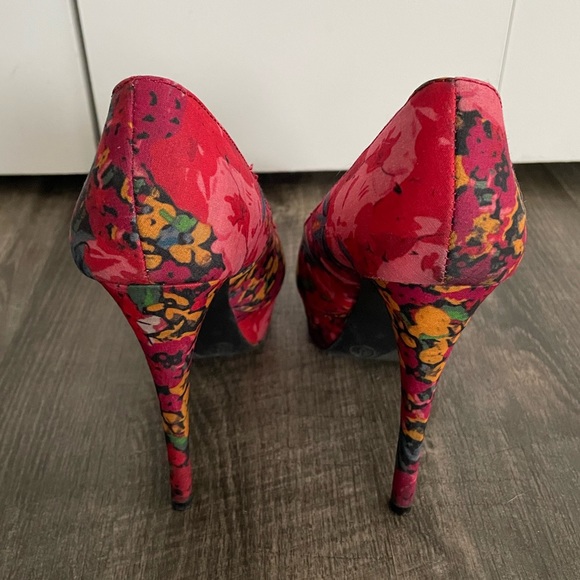 Xhilaration red floral platform heels 🌹 - Picture 8 of 9